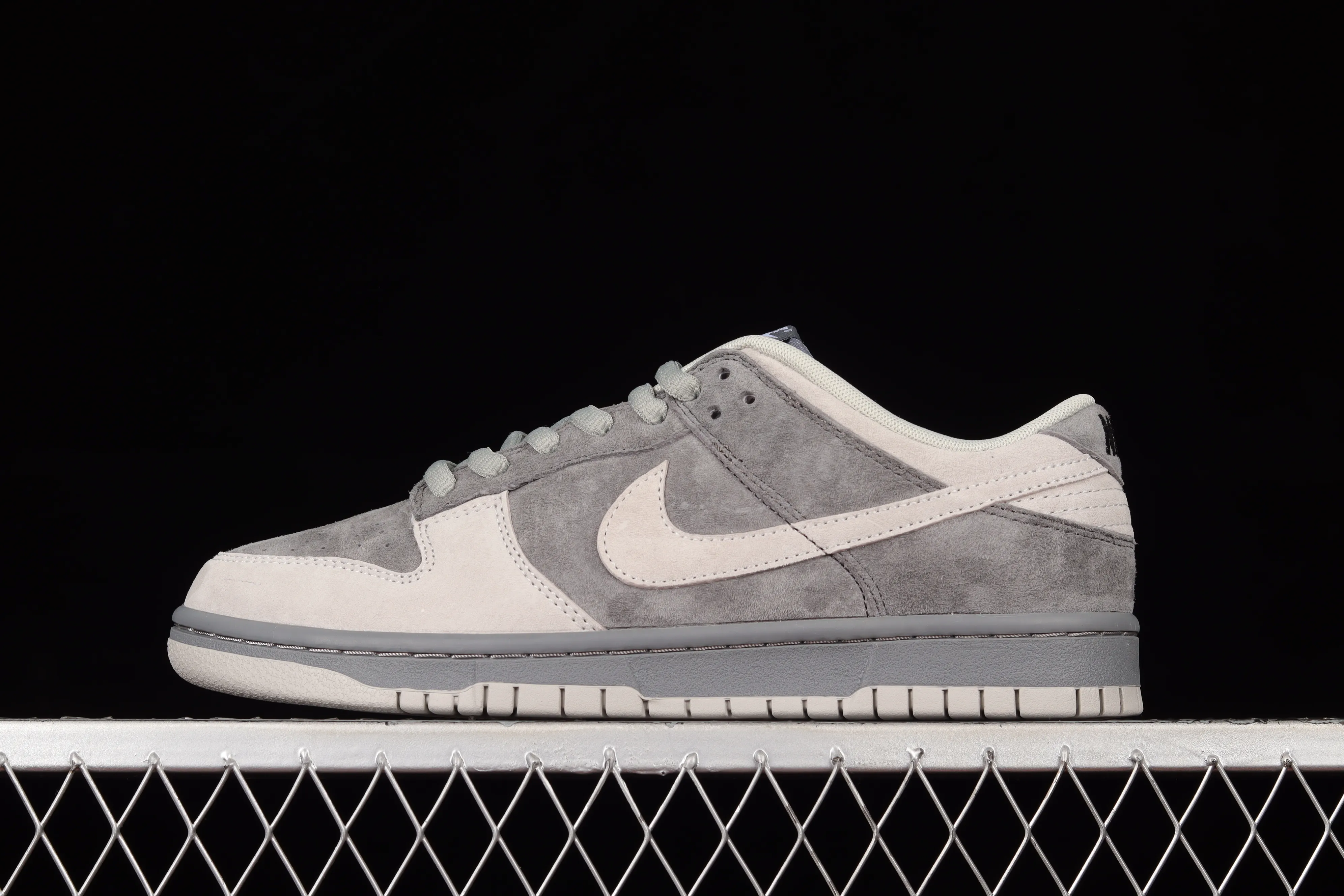 All Categories Nk SB Dunk Series Nk SB Dunk Low Low-top sneakers Otomo Katsuhiro x Nk SB Dunk Low "Steamboy OST" Otomo Katsuhiro co-branded SB low-top sports and leisure sneakers DQ7412-986